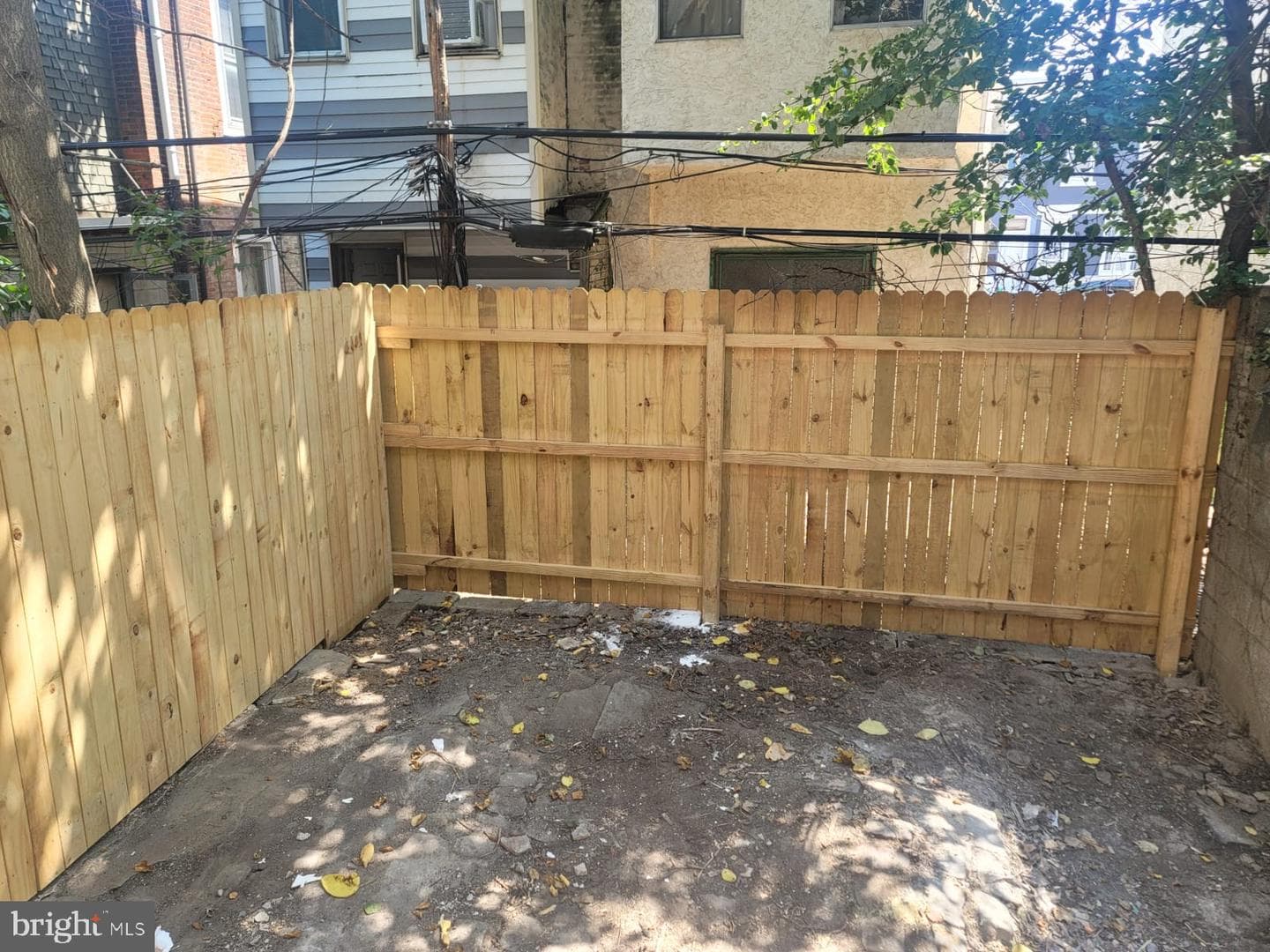 2012 W Hagert Street photo 11