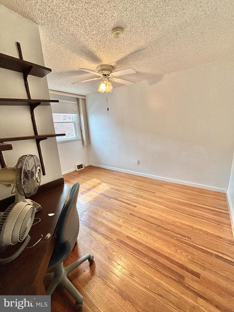 1827 Arnold Street photo 20