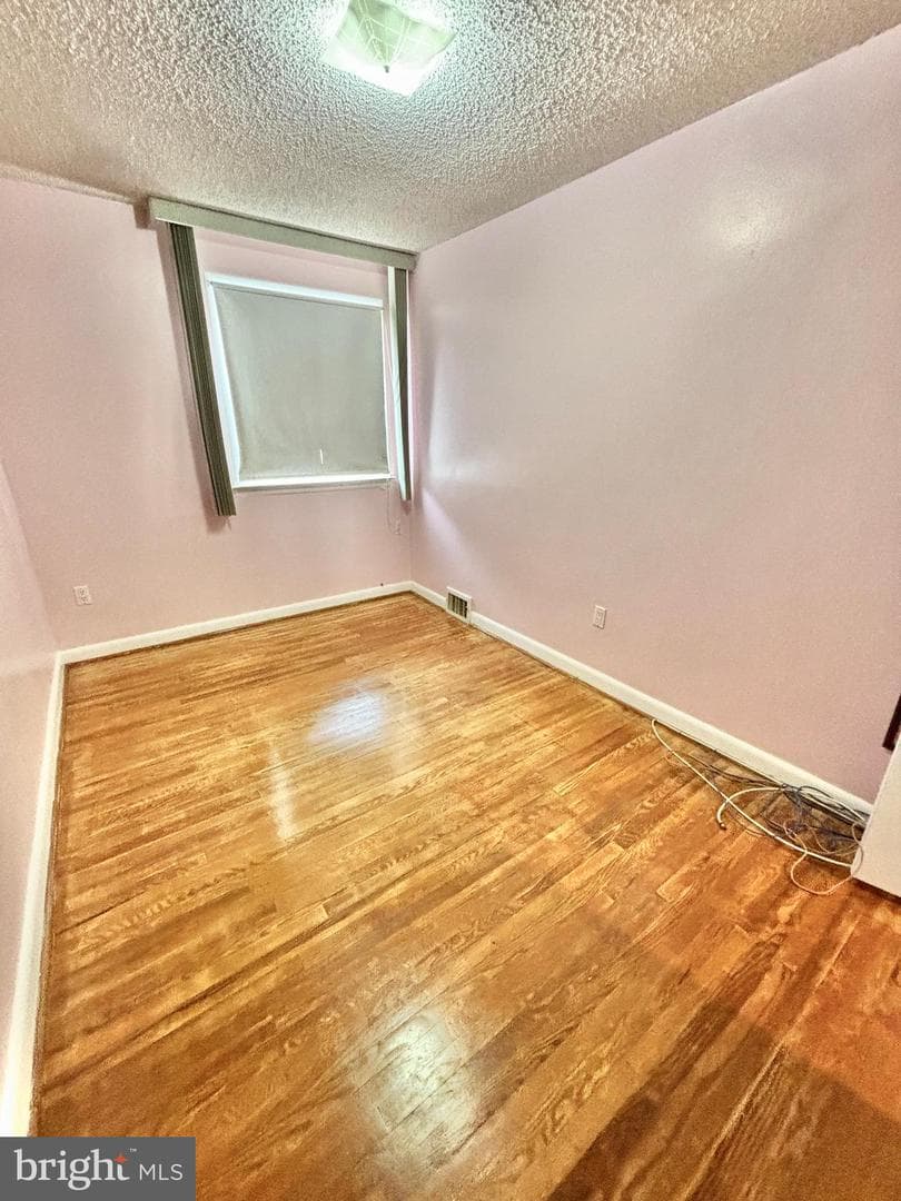 1827 Arnold Street photo 31