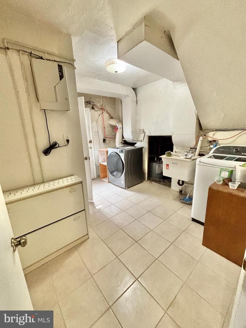 1827 Arnold Street photo 38
