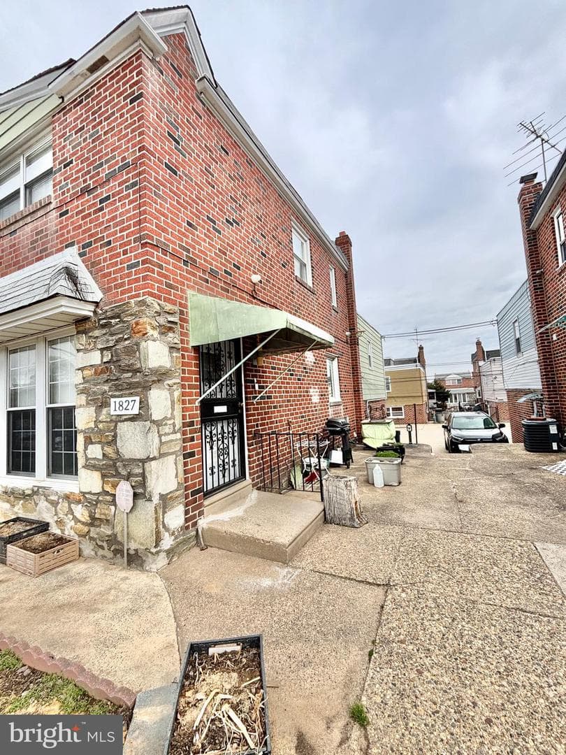 1827 Arnold Street photo 44