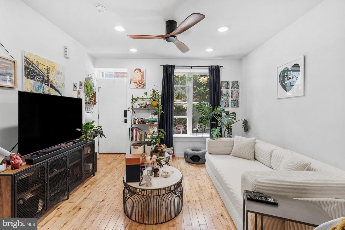 3009 W Cabot Street photo 4