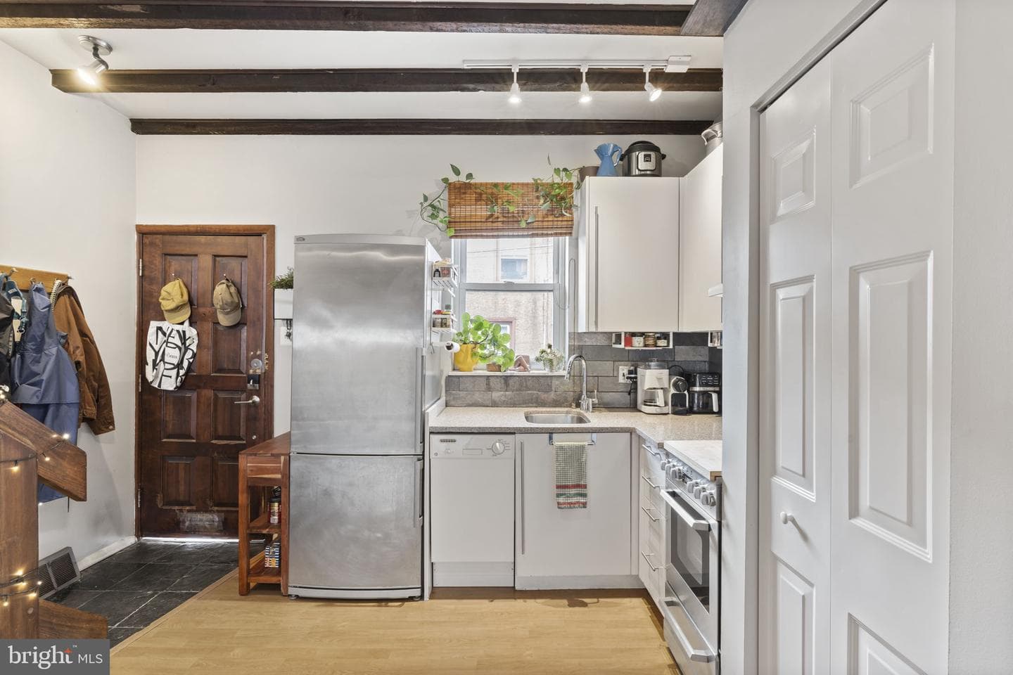 2215 E Oakdale Street photo 13