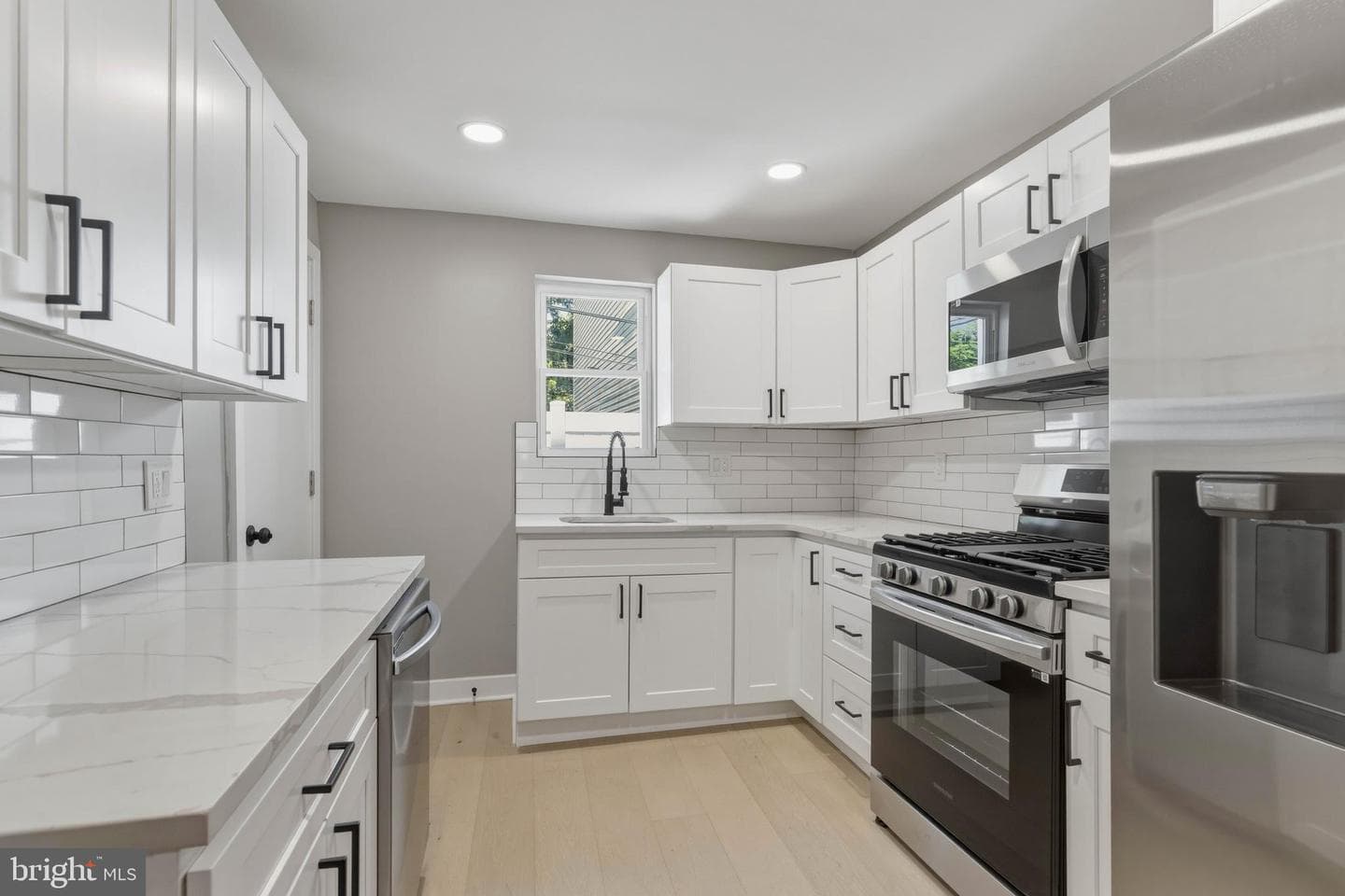 1725 W Thompson Street photo 10