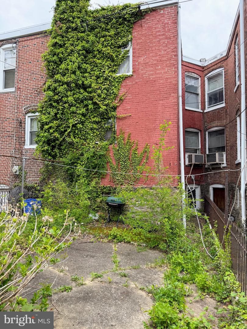 138 W Pomona Street photo 9