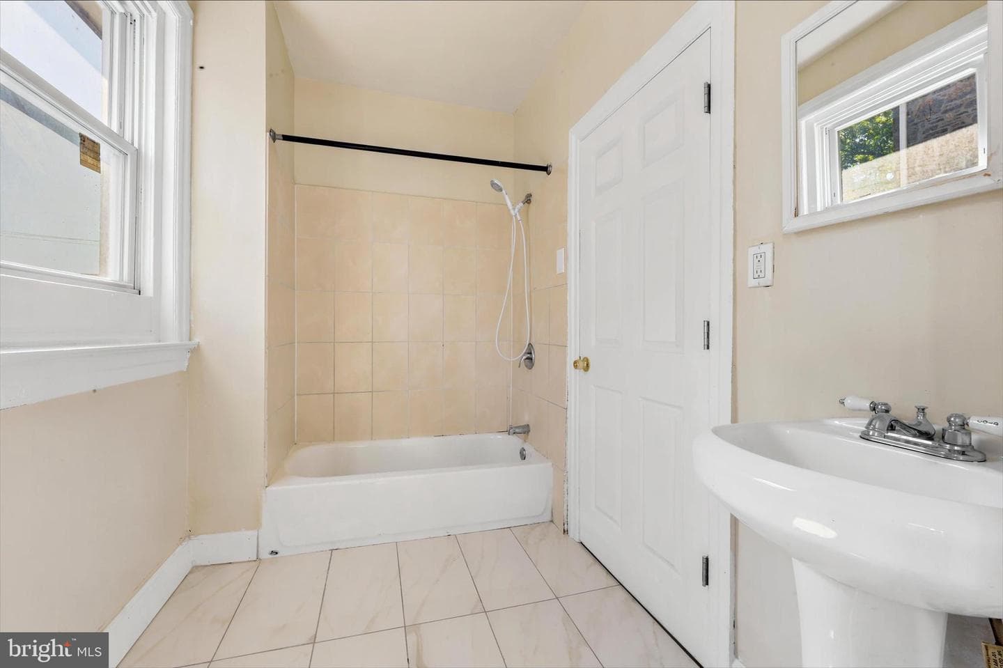 51 E High Street photo 16