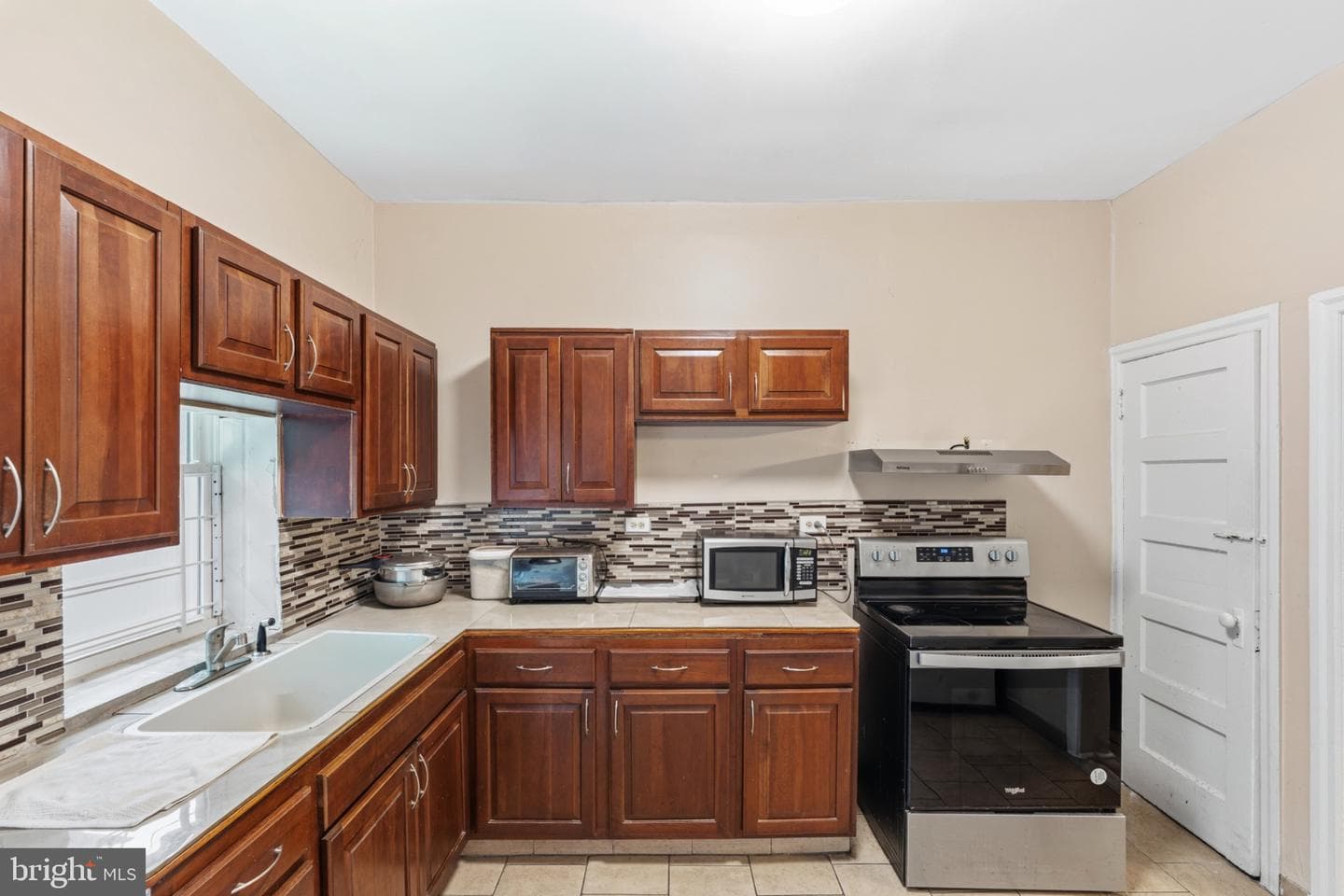 7056 Saybrook Avenue photo 10