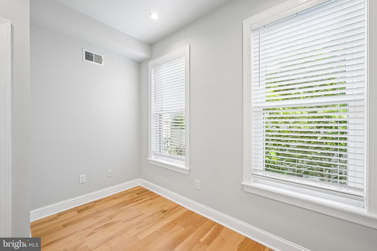 1819 Mountain Street photo 19