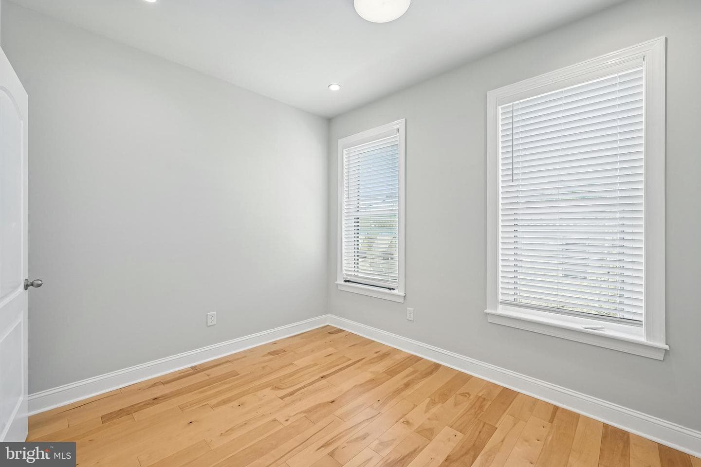 1819 Mountain Street photo 28