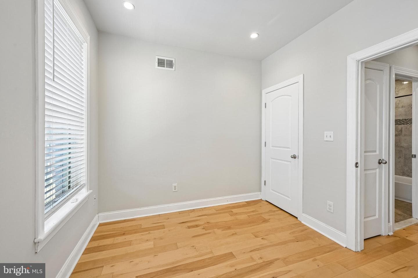 1819 Mountain Street photo 3