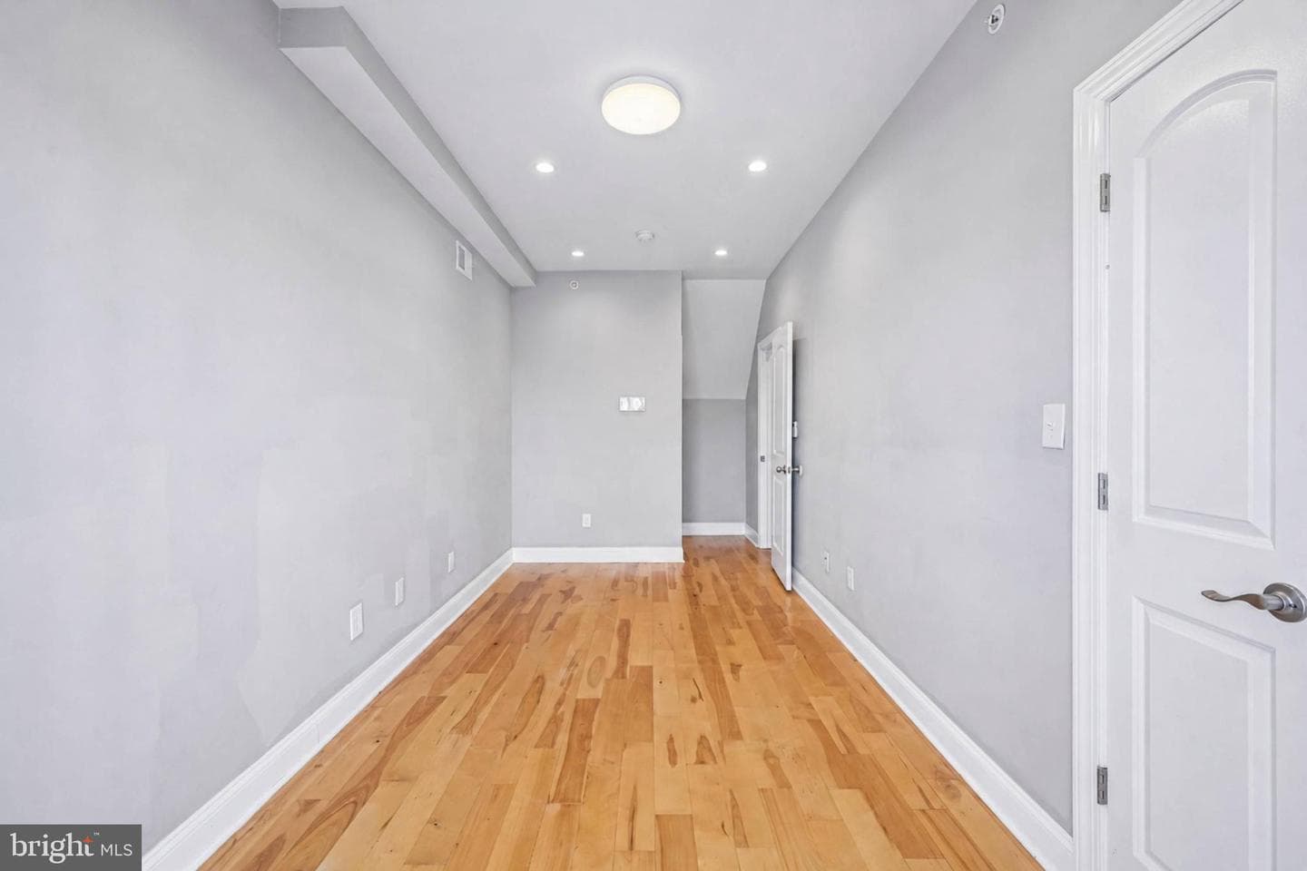 1819 Mountain Street photo 37
