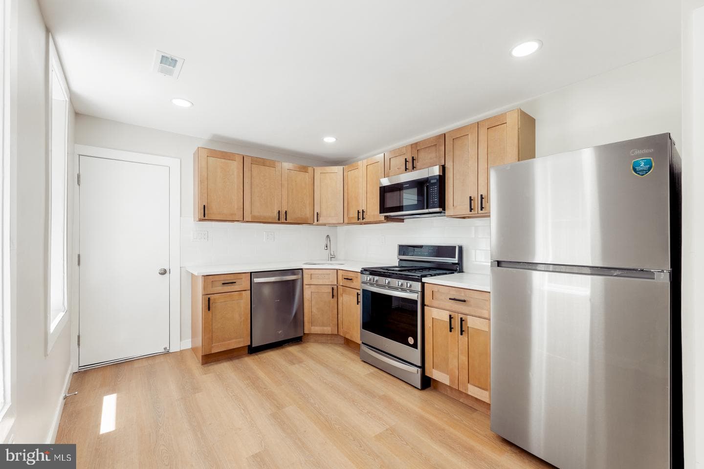 1736 N Lecount Street photo 9