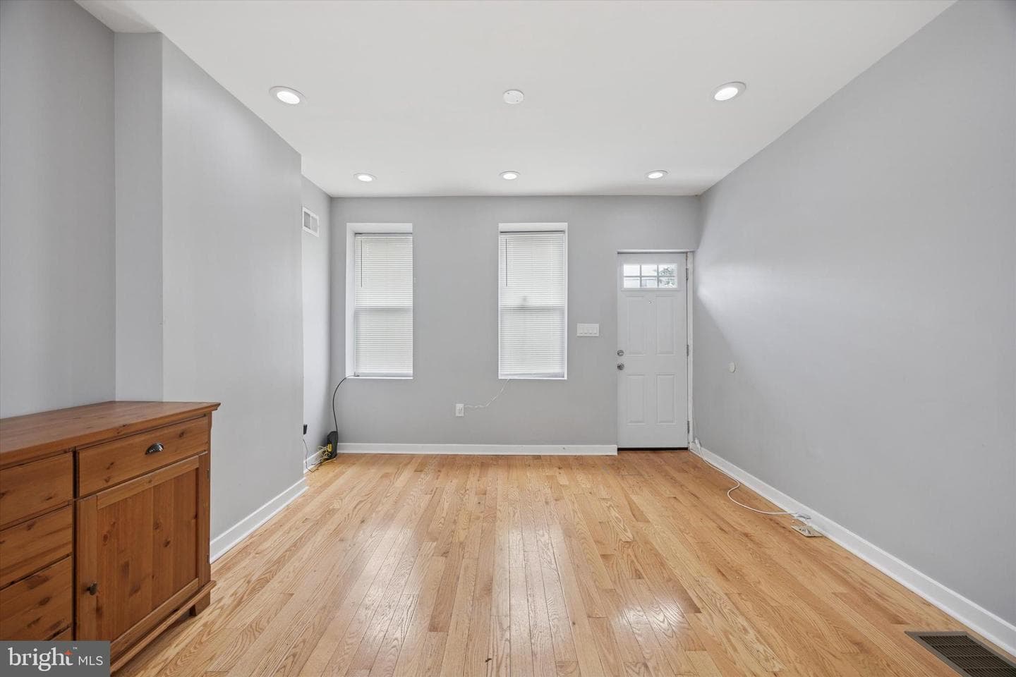 2036 N Darien Street photo 4