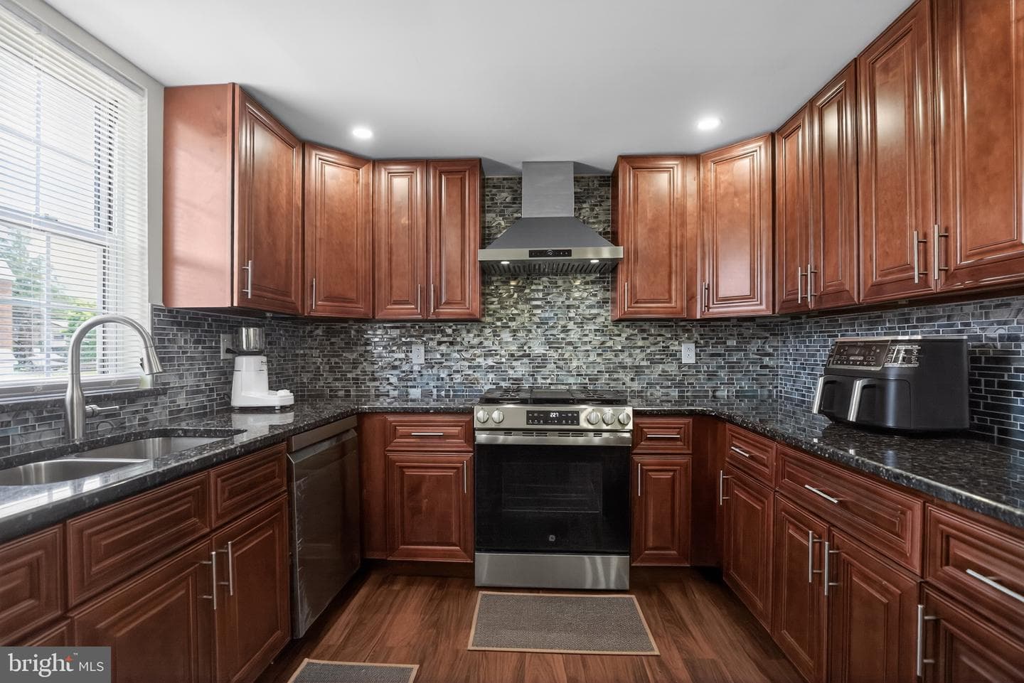 8906 Sylvia Lane photo 10