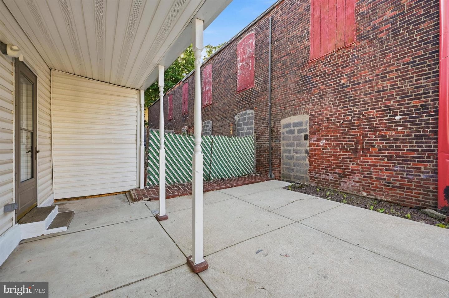 114 W Salaignac Street photo 23