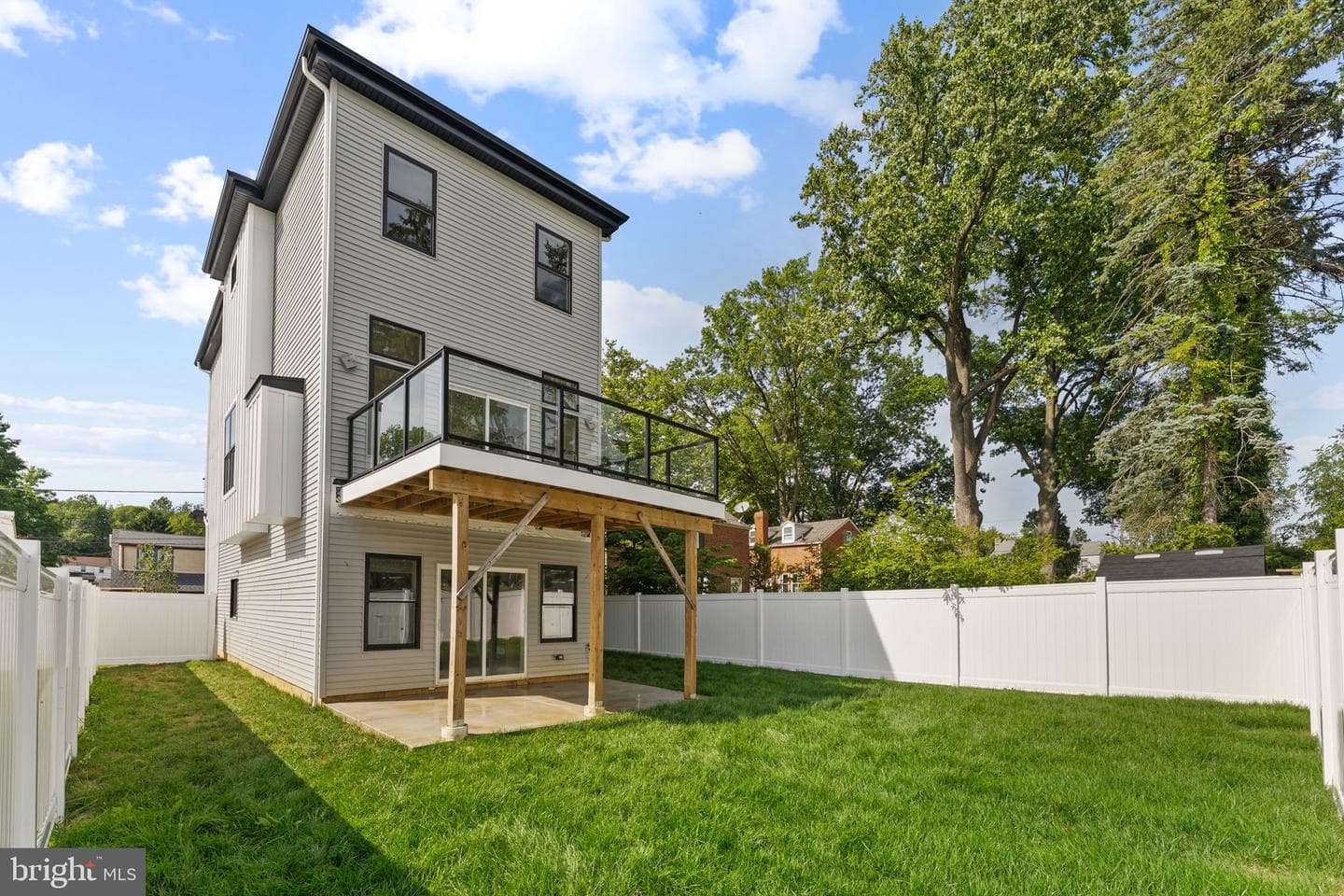 469 Aurania Street photo 3