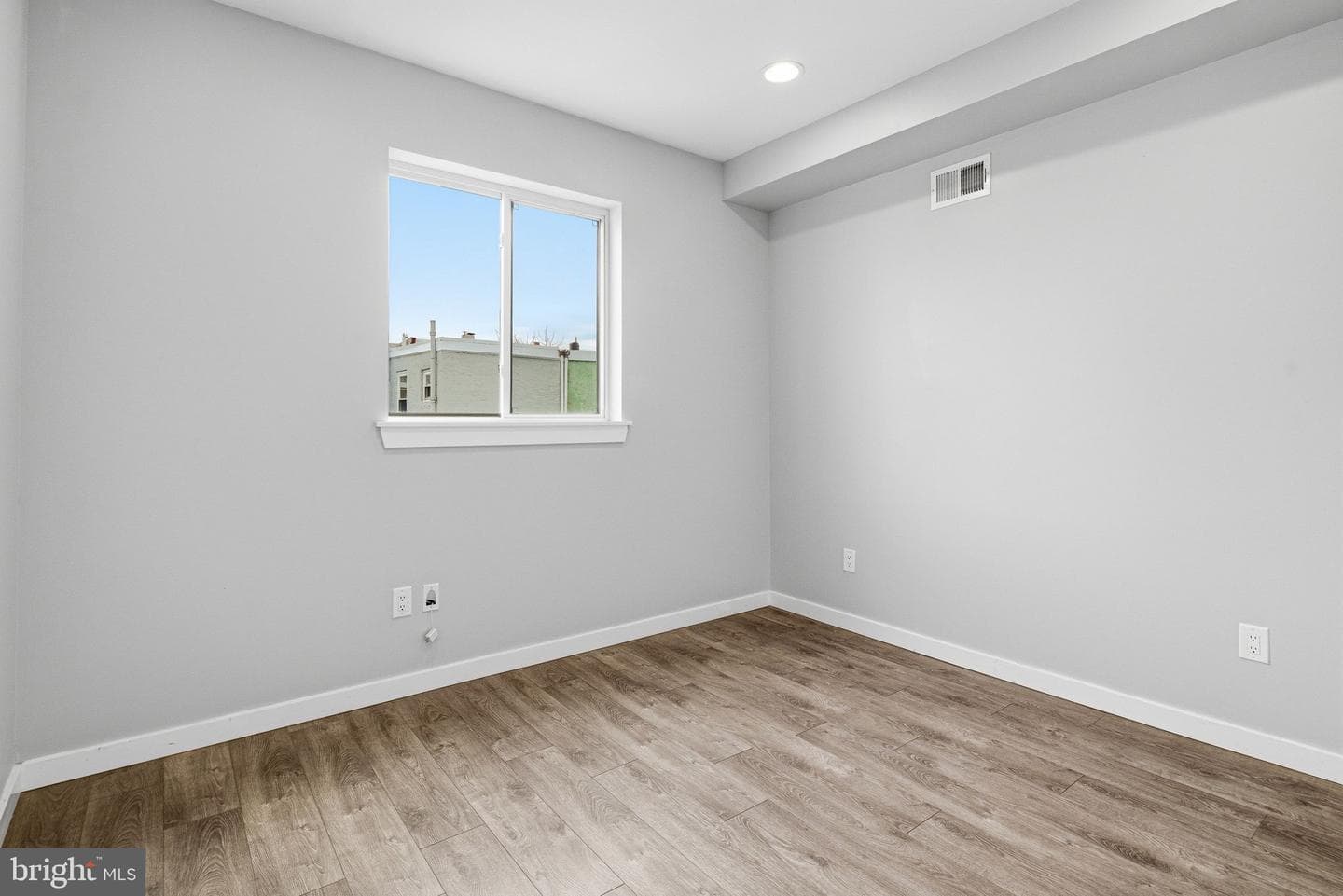 1905 E Harold Street photo 8