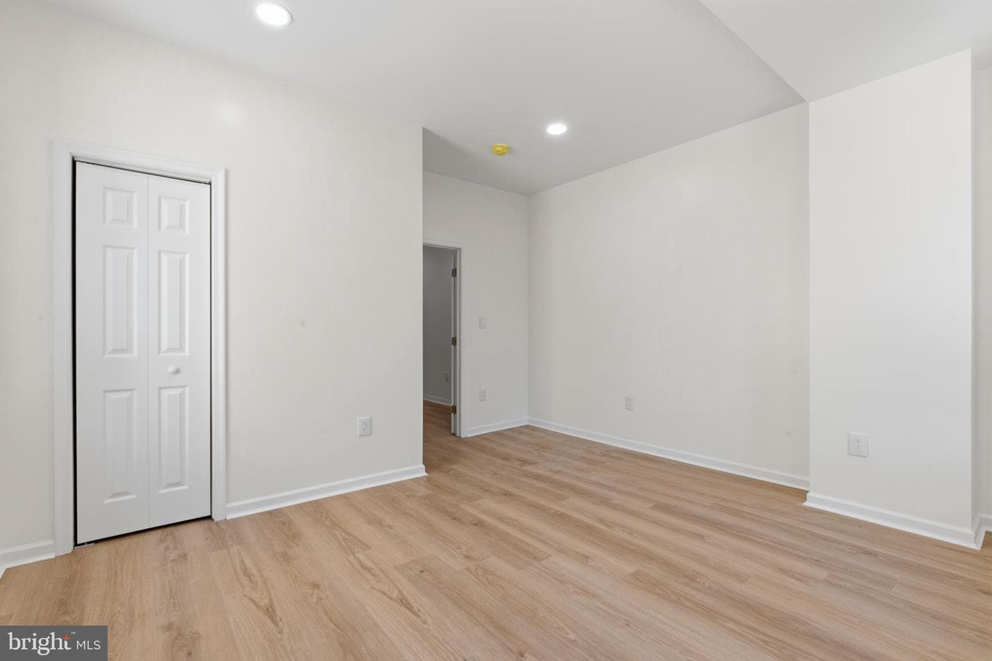 83 W Sharpnack Street photo 24