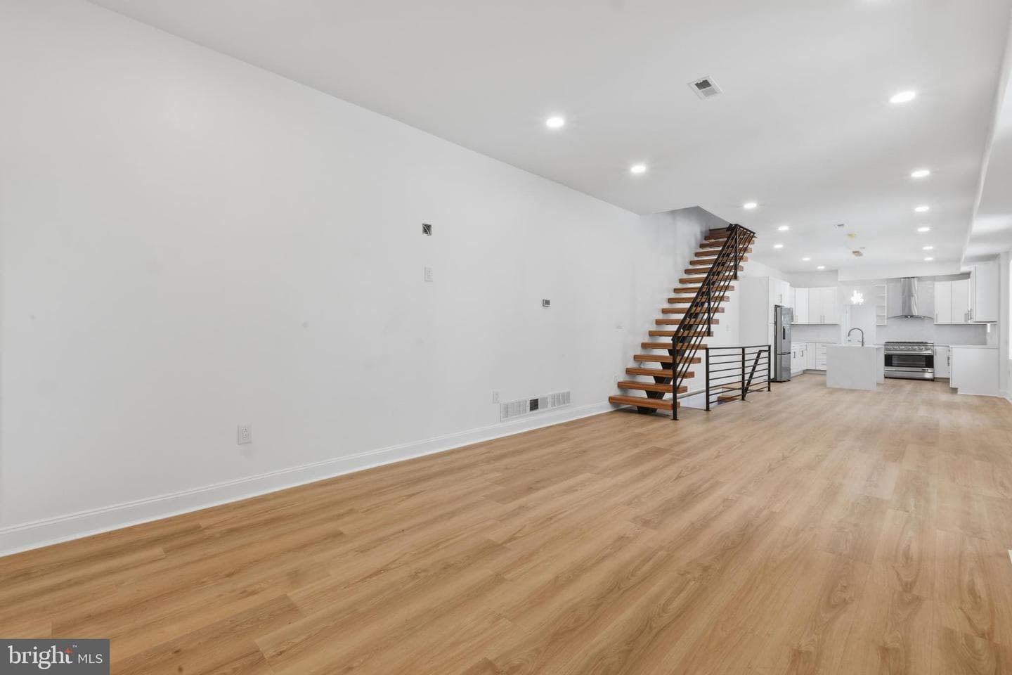 83 W Sharpnack Street photo 26