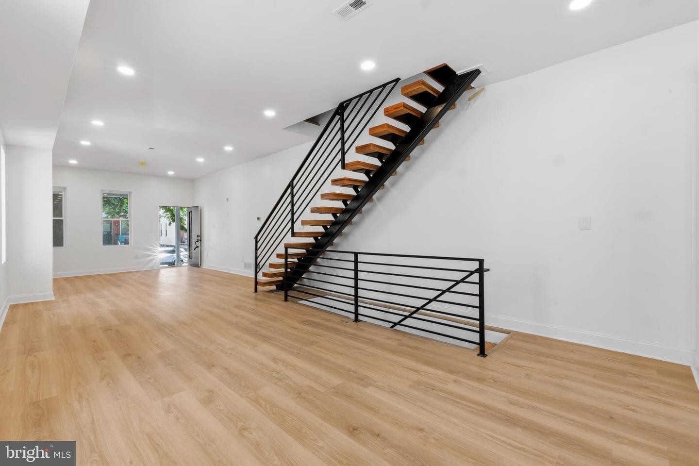 83 W Sharpnack Street photo 28