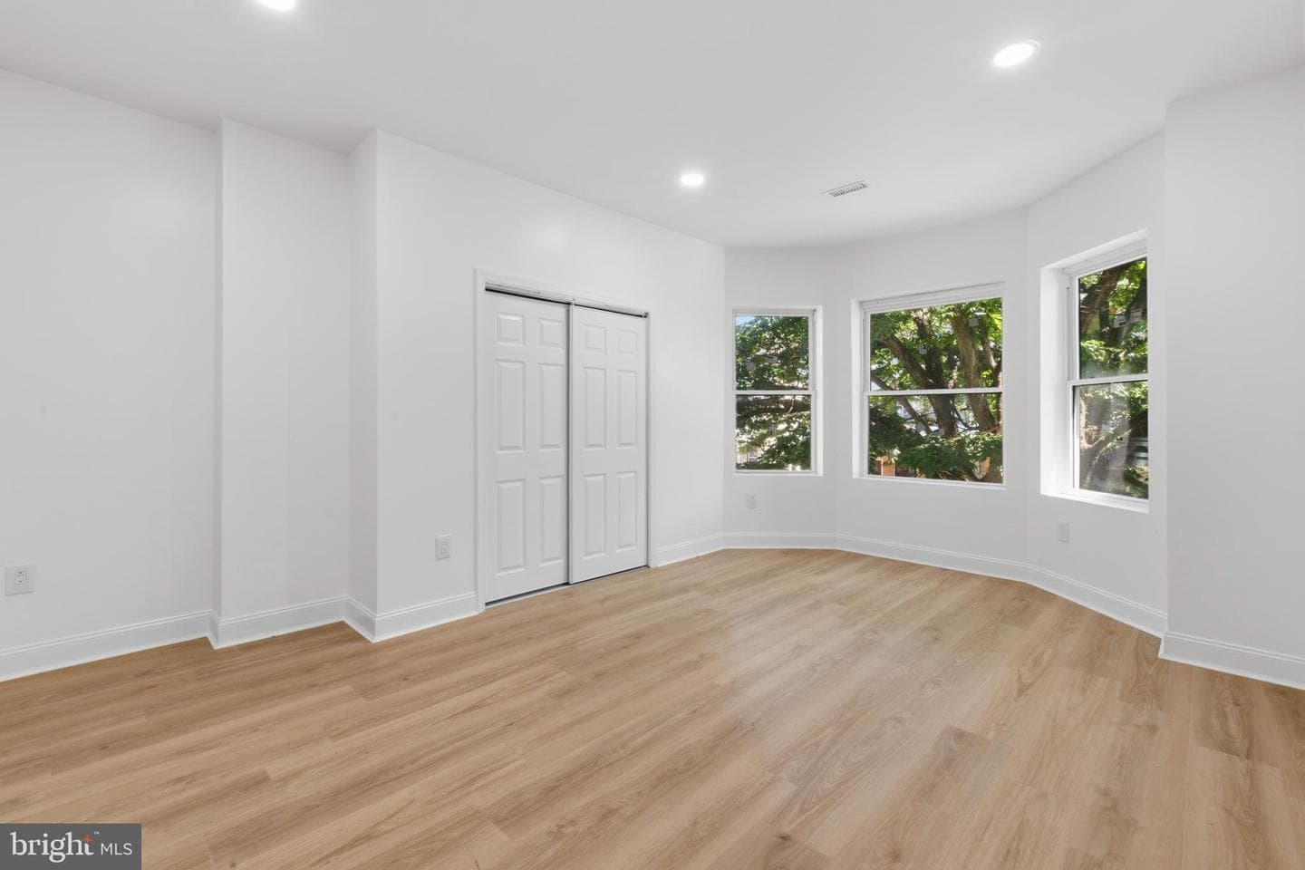 83 W Sharpnack Street photo 29