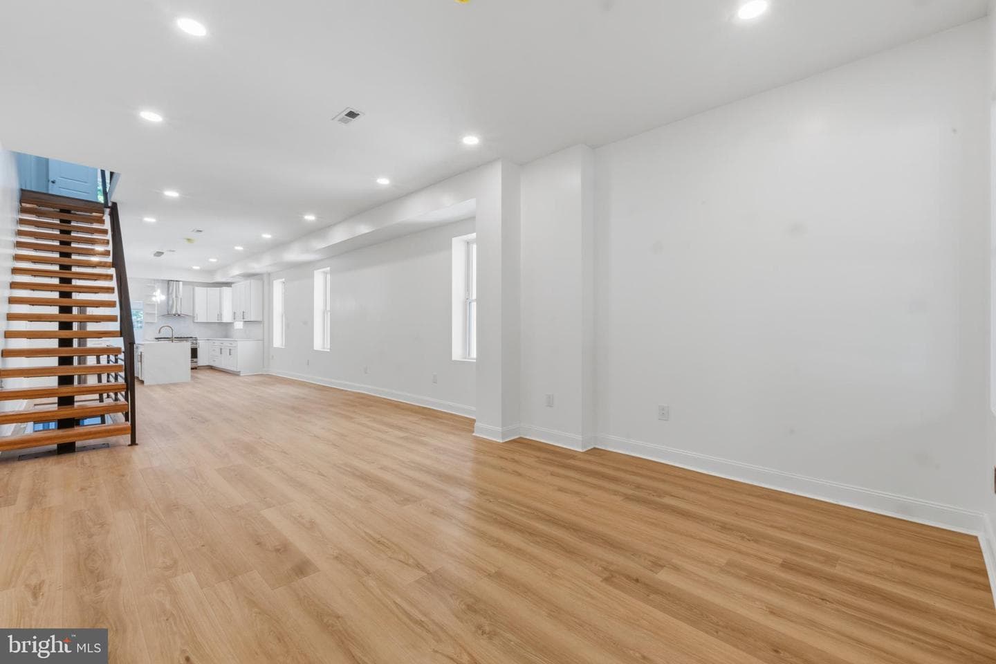 83 W Sharpnack Street photo 3