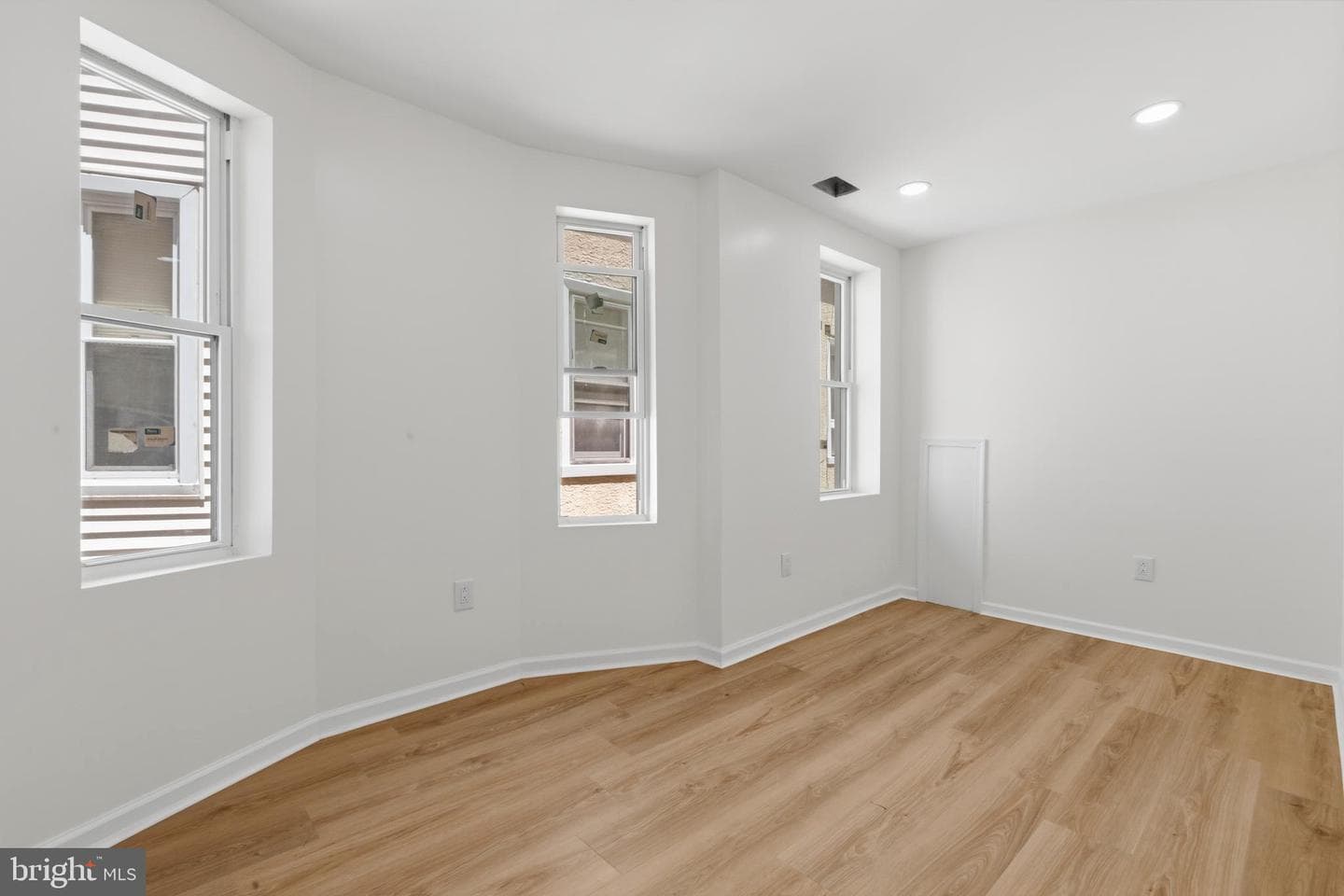83 W Sharpnack Street photo 32