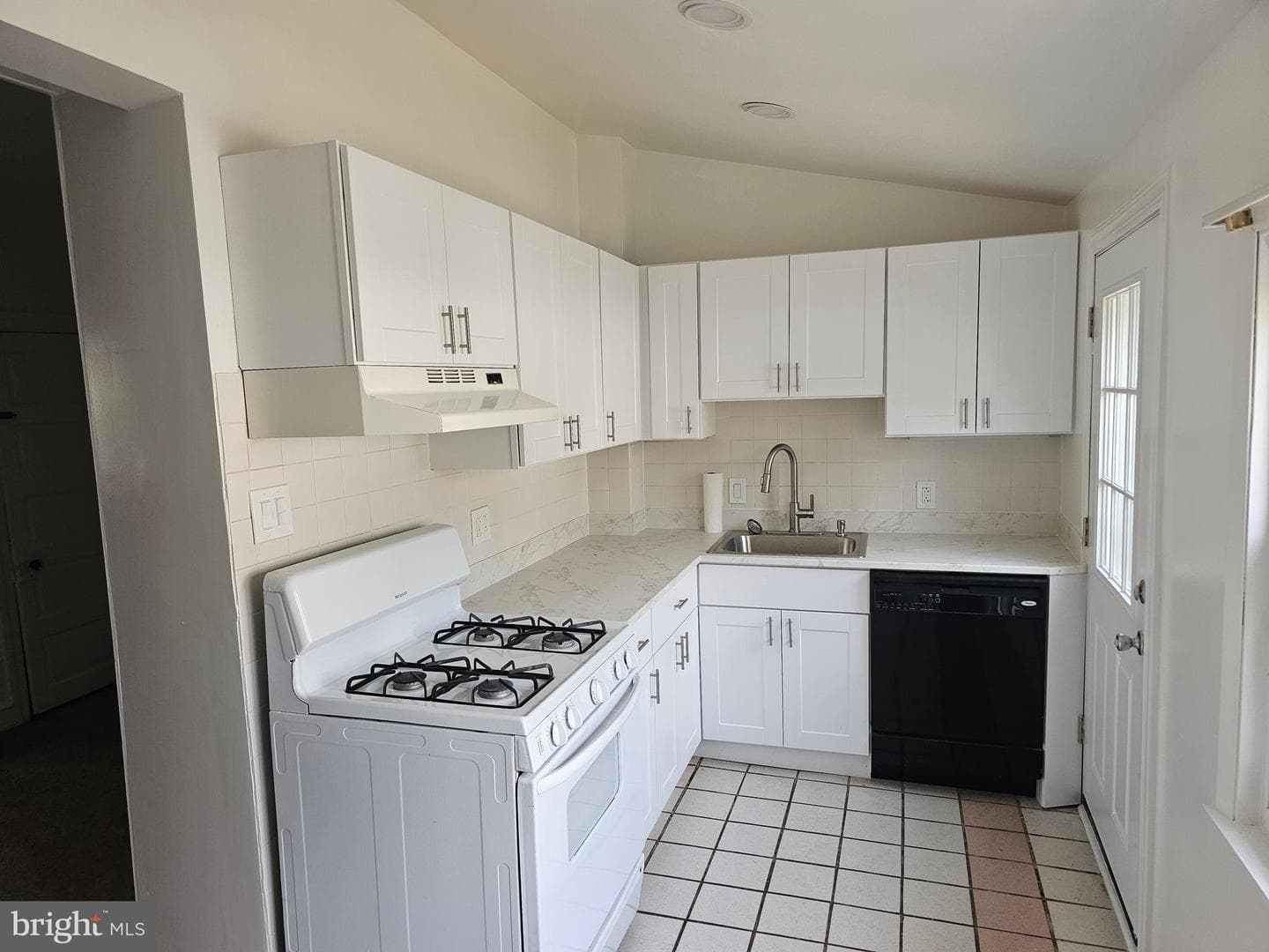 180 Krams Avenue photo 8