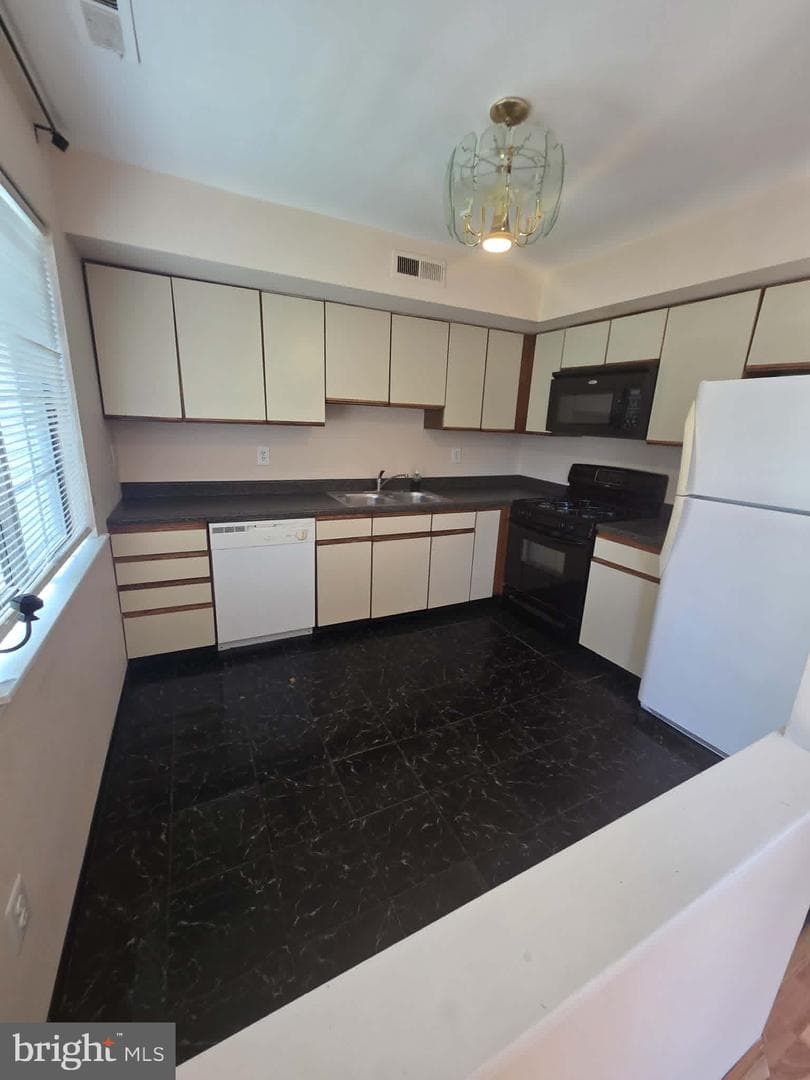 1102 Stewart Place photo 4