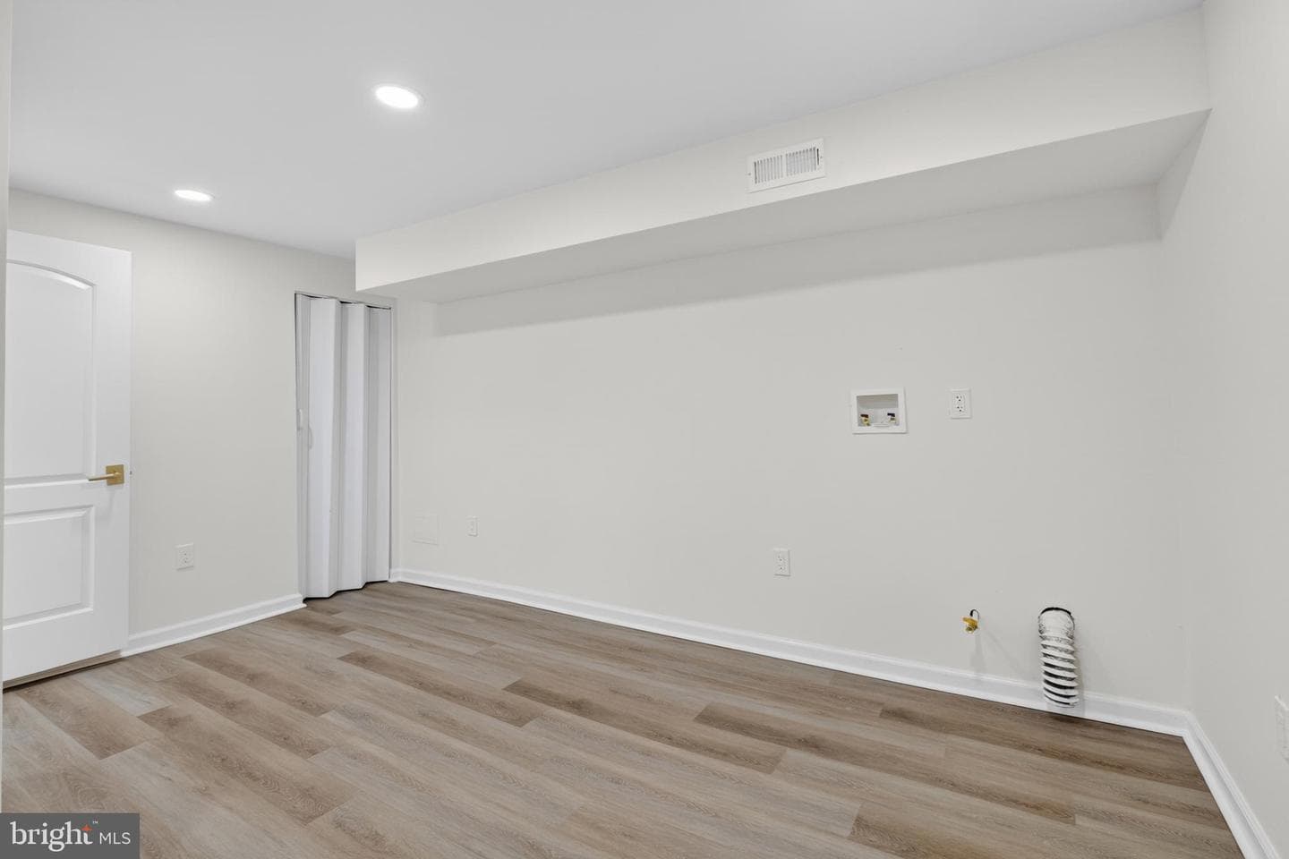 896 Brill Street photo 26
