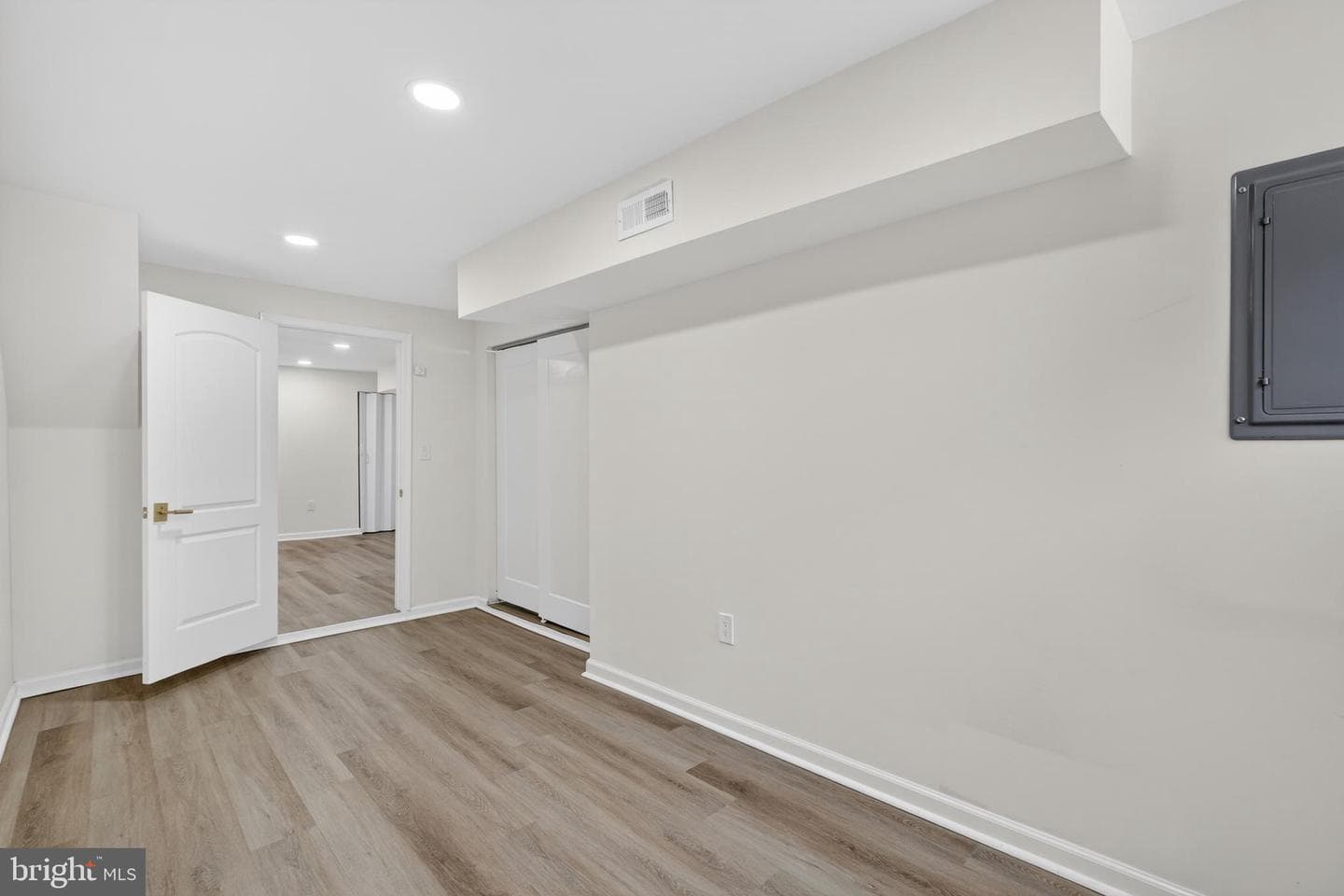 896 Brill Street photo 34