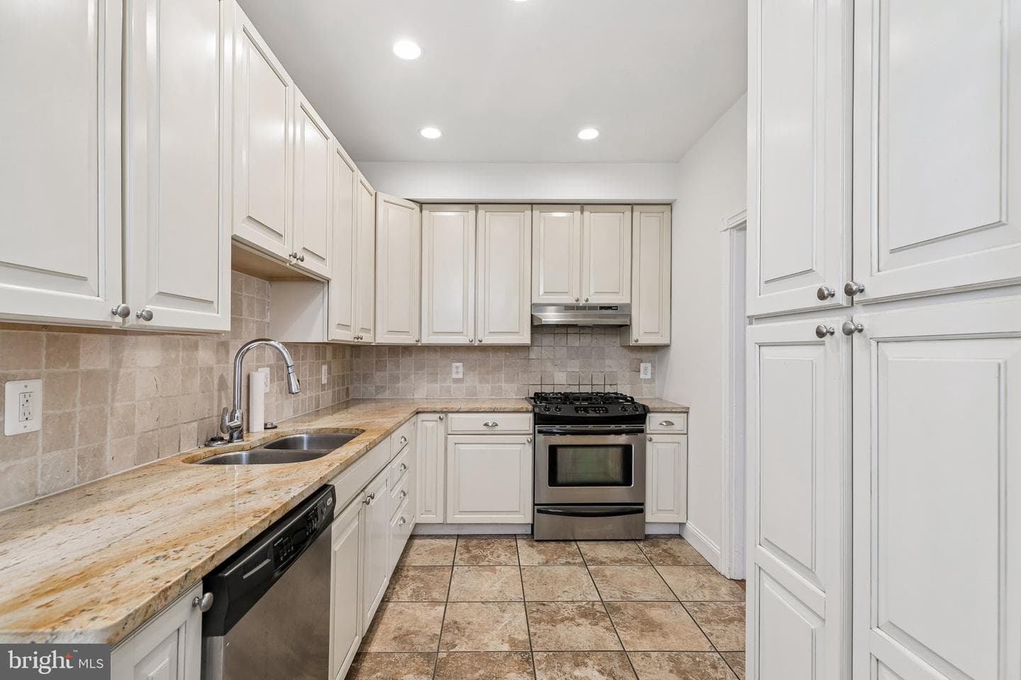 385 Conarroe Street photo 10
