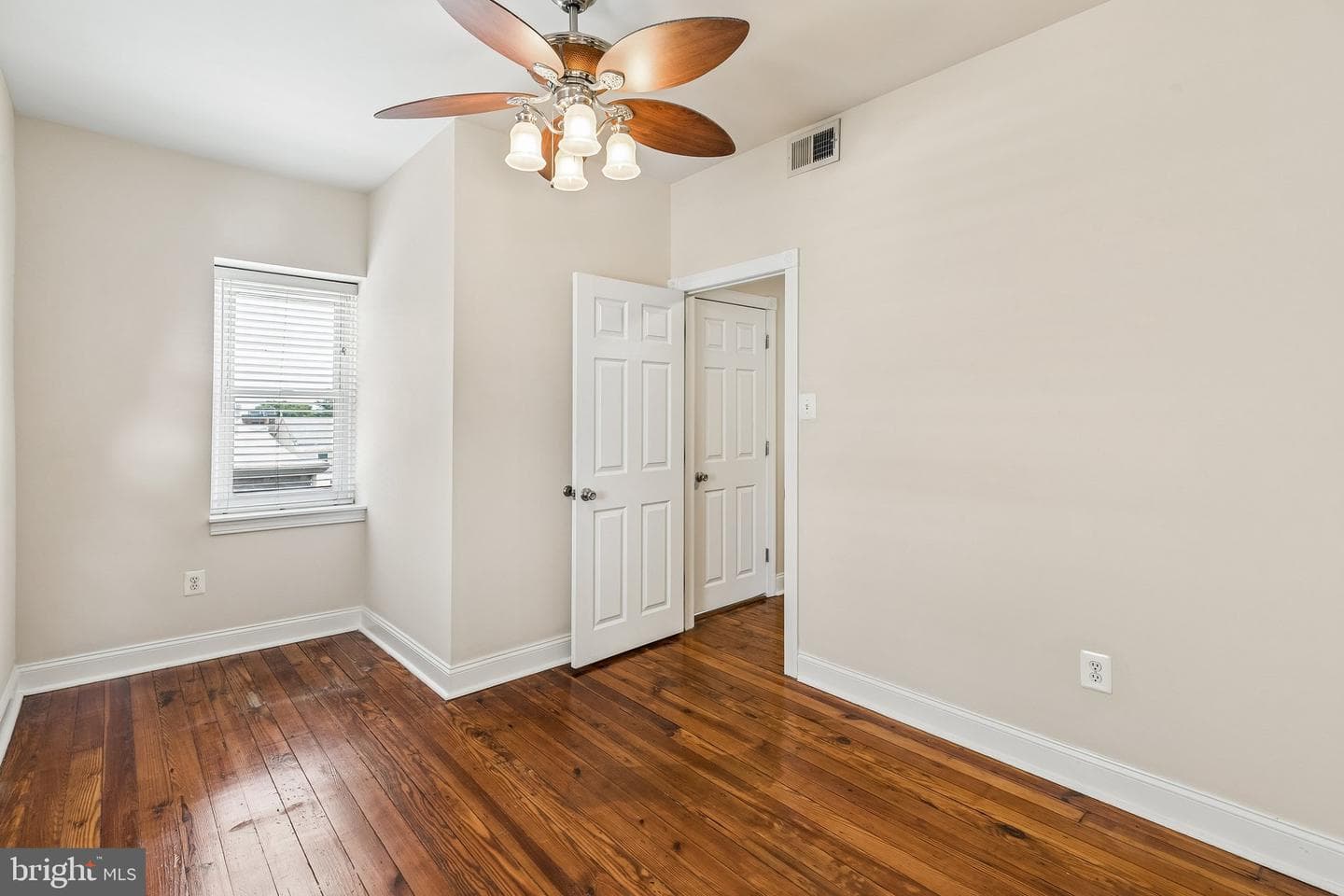 385 Conarroe Street photo 32