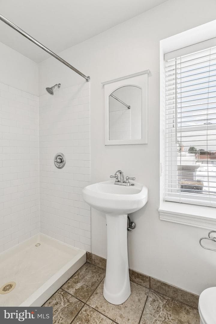385 Conarroe Street photo 33