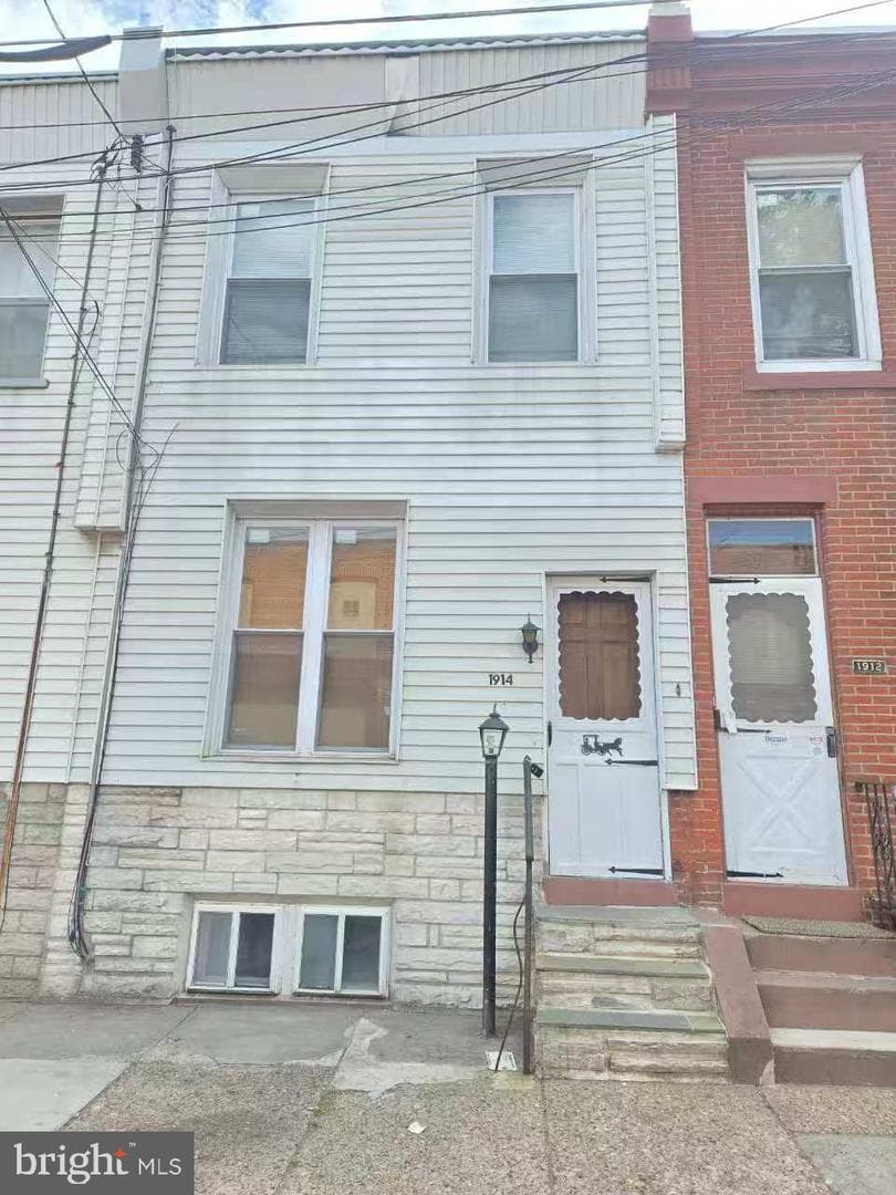 1914 E Hazzard Street photo 1