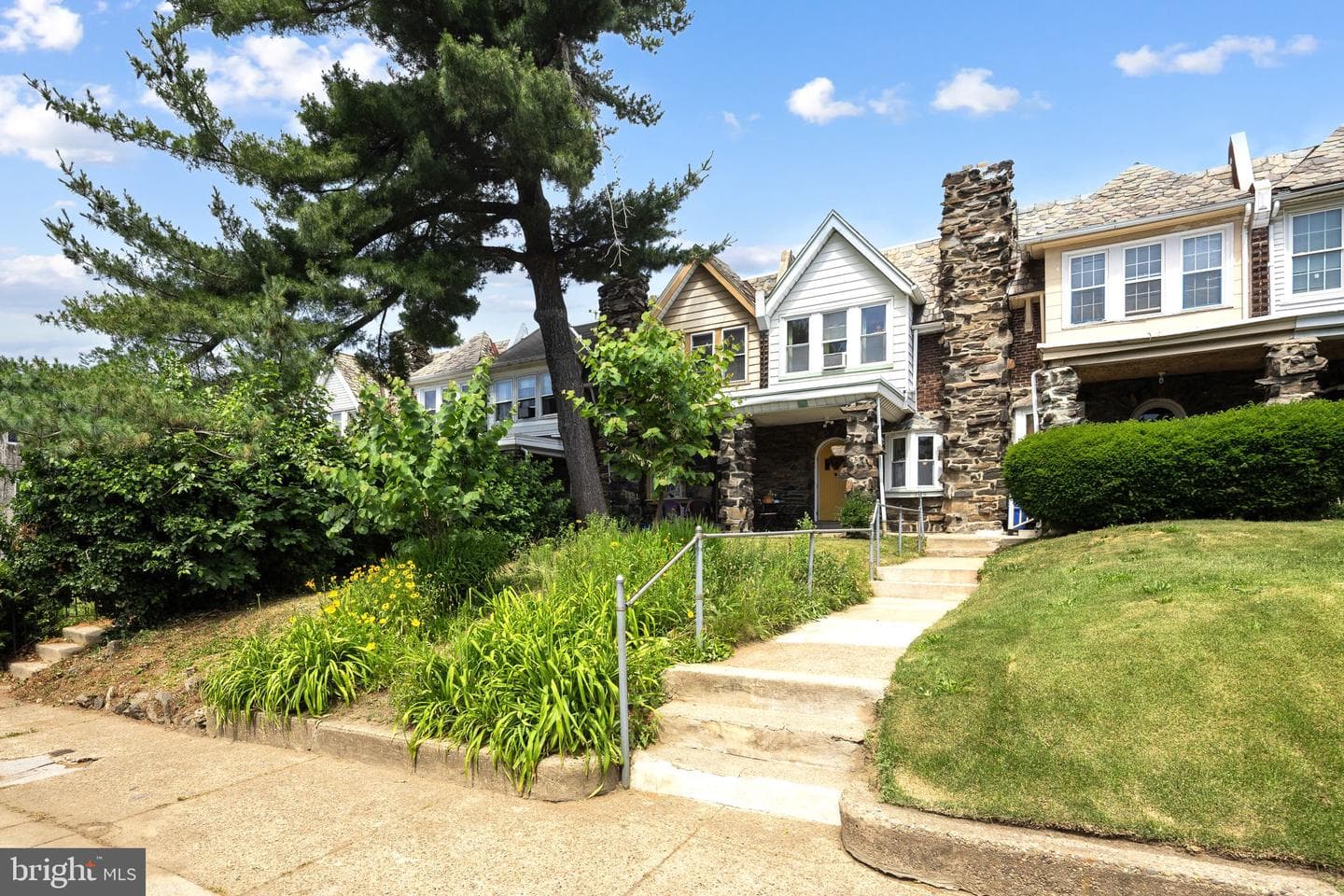 625 E Woodlawn Street photo 2