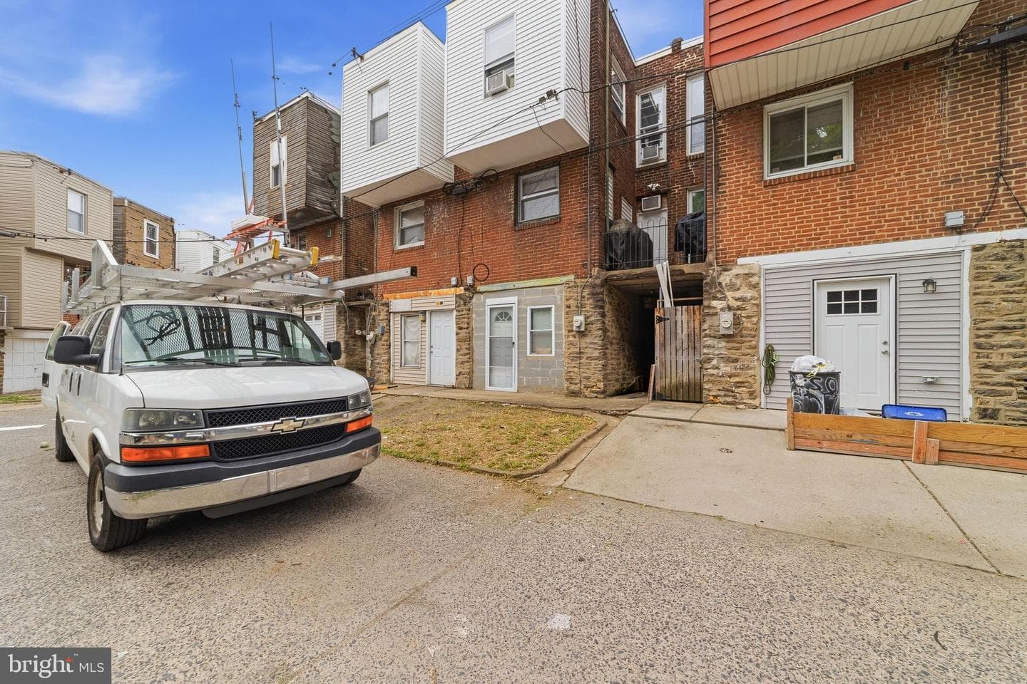 529 E Clarkson Avenue photo 26