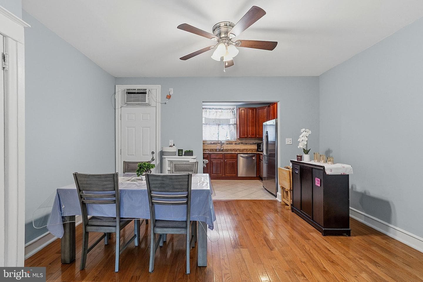 529 E Clarkson Avenue photo 6