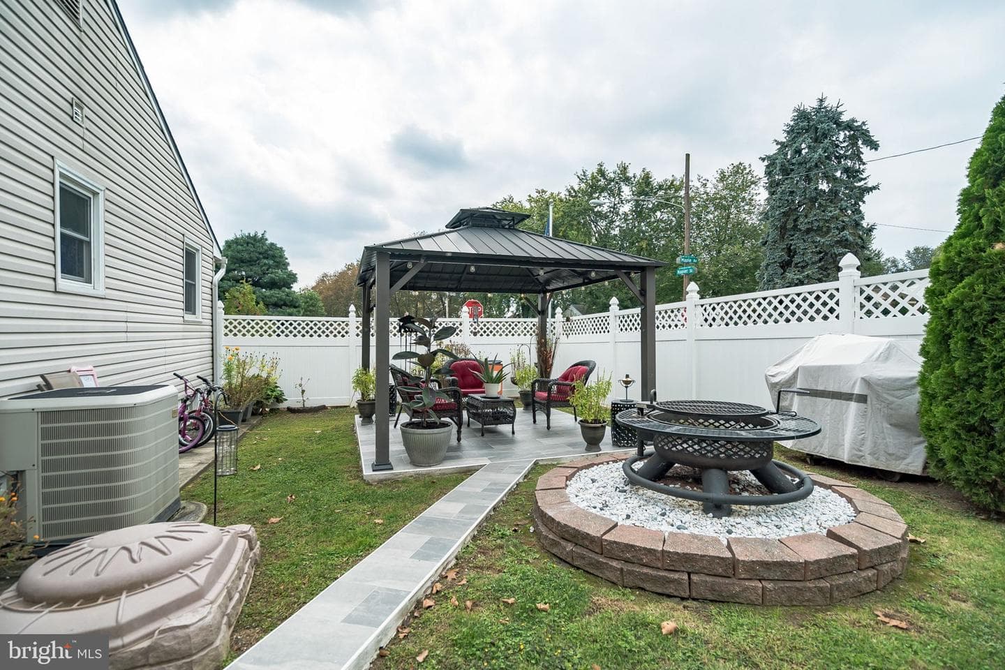 401 Maple Avenue photo 31