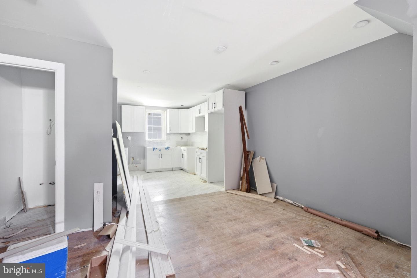 6052 N Beechwood Street photo 8