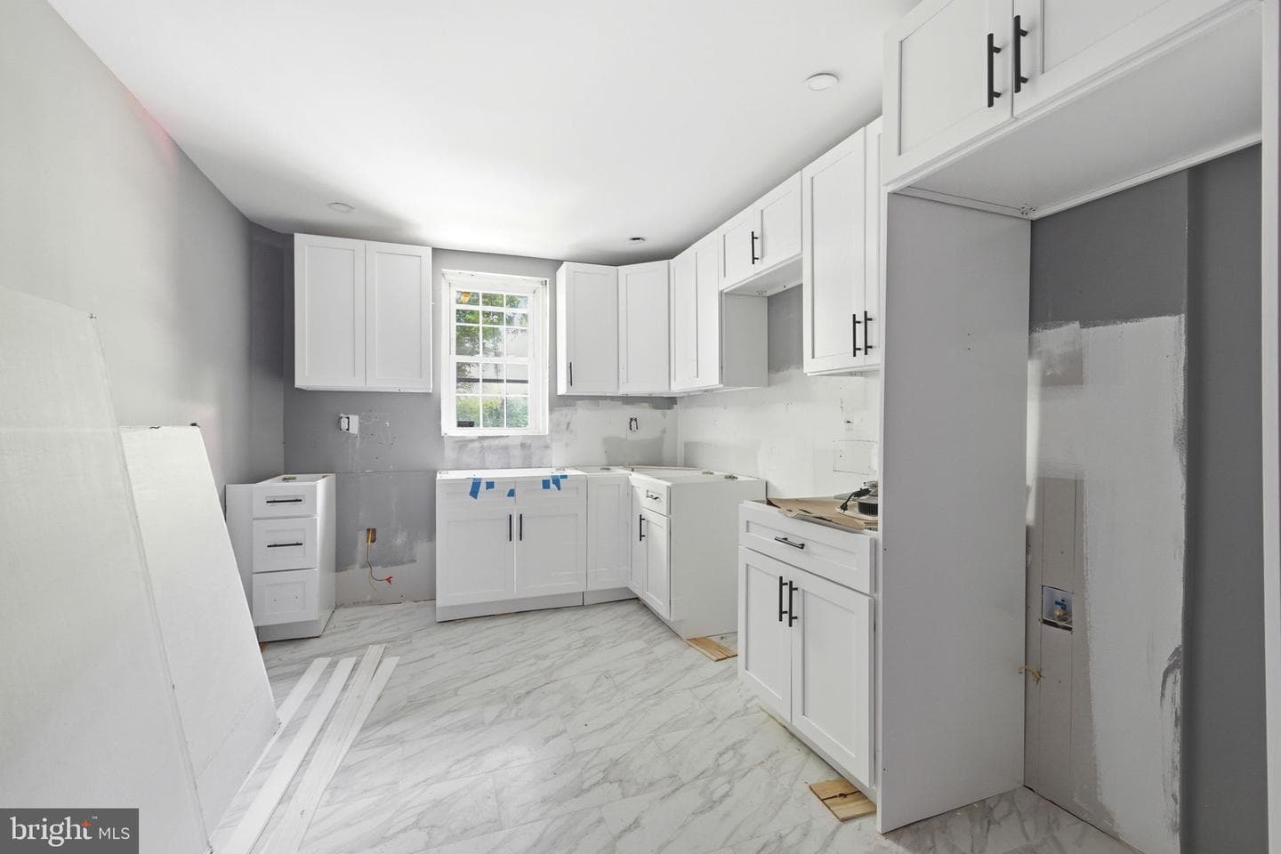 6052 N Beechwood Street photo 9