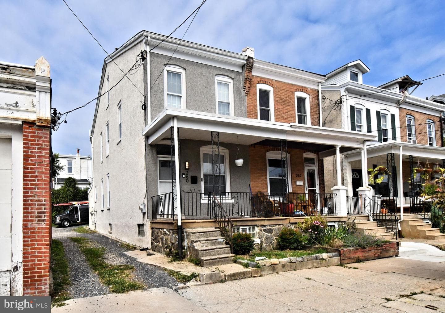 260 Roxborough Avenue photo 3