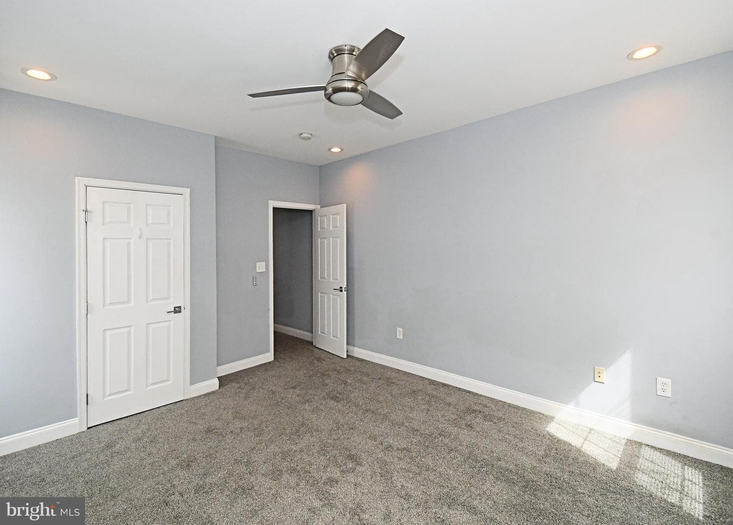 260 Roxborough Avenue photo 30