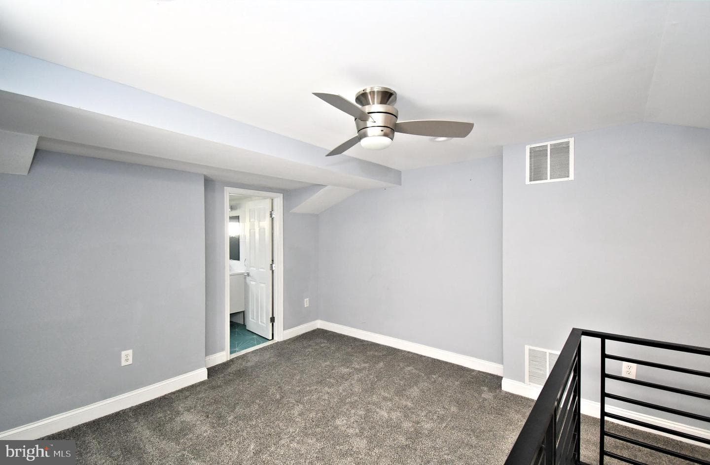 260 Roxborough Avenue photo 32