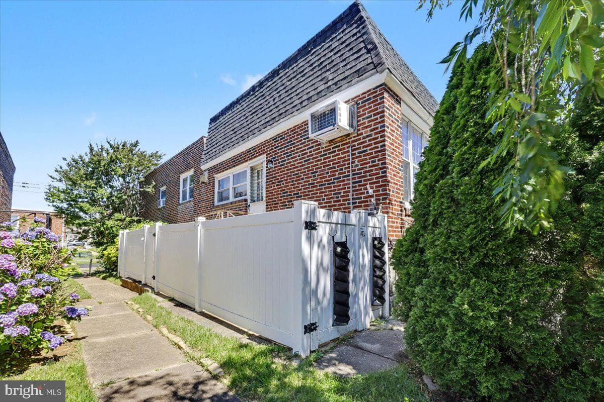 8512 Frontenac Street photo 24