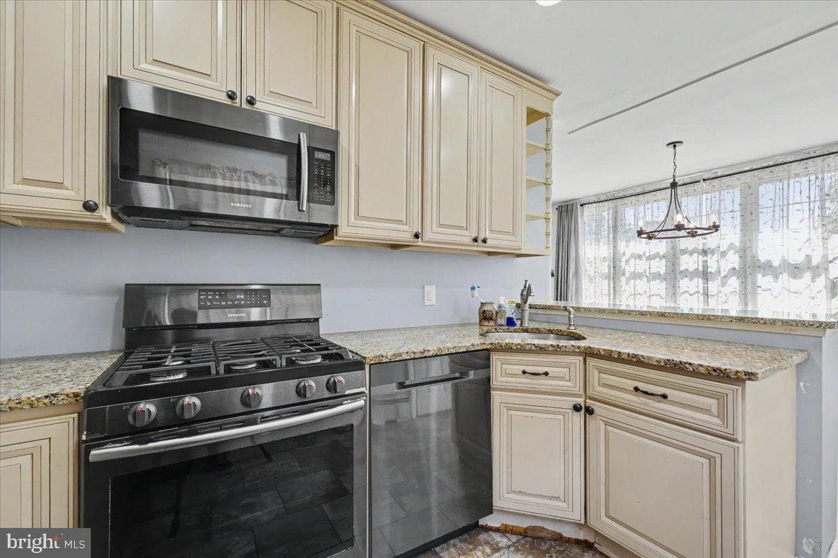 8512 Frontenac Street photo 5