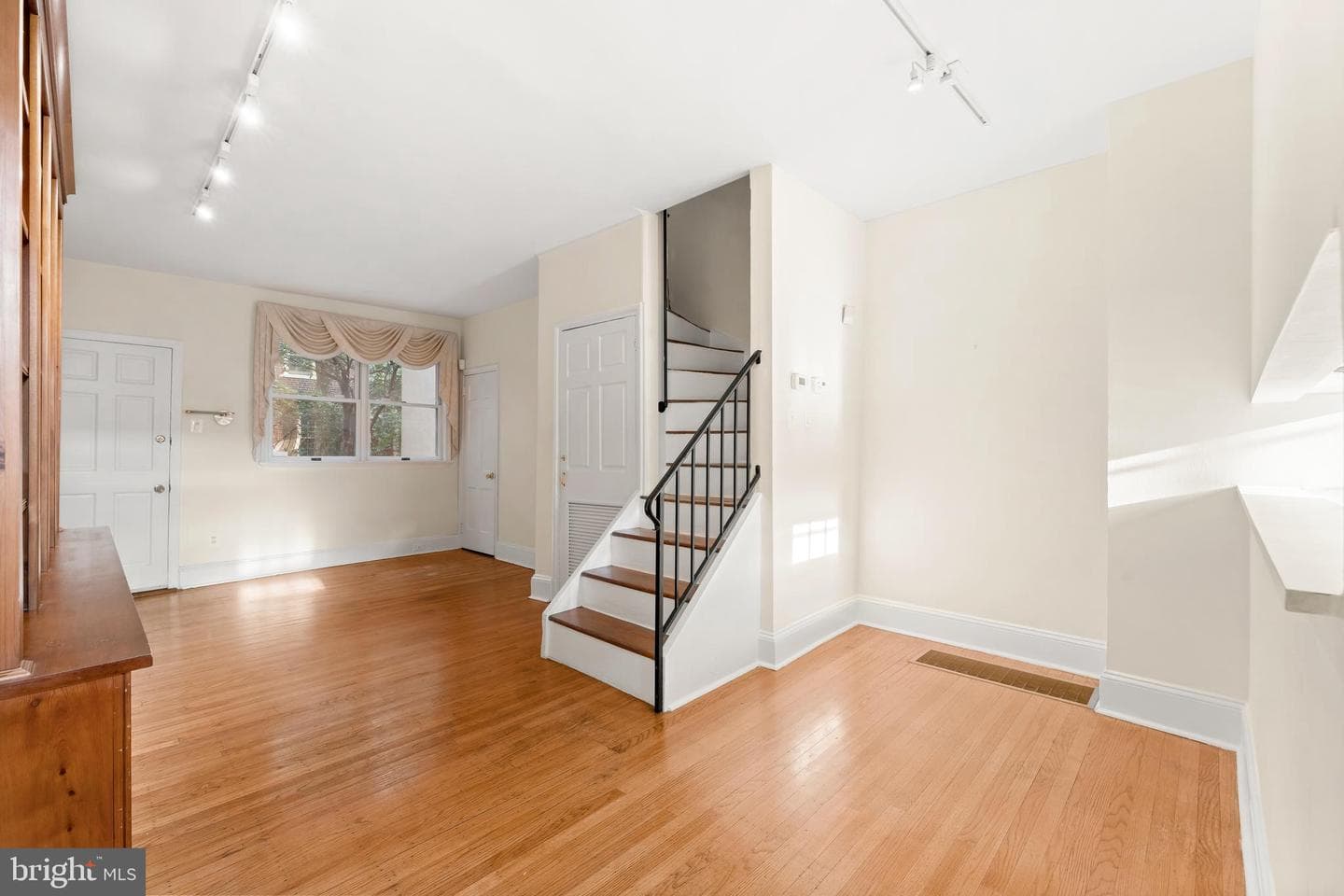 327 Lawrence Ct, Philadelphia