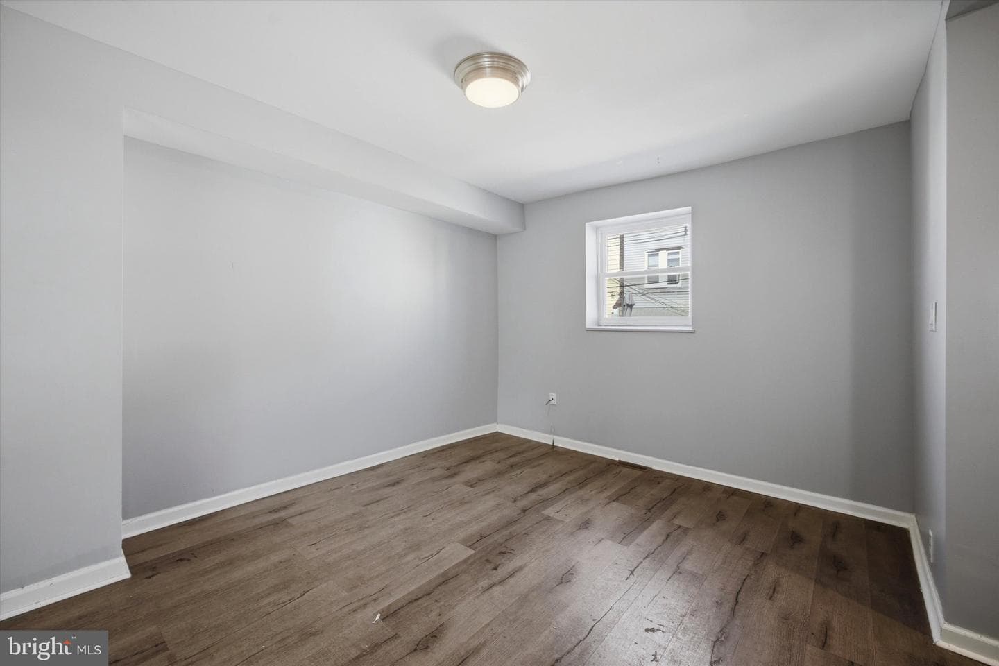 5439 Windsor Street photo 10
