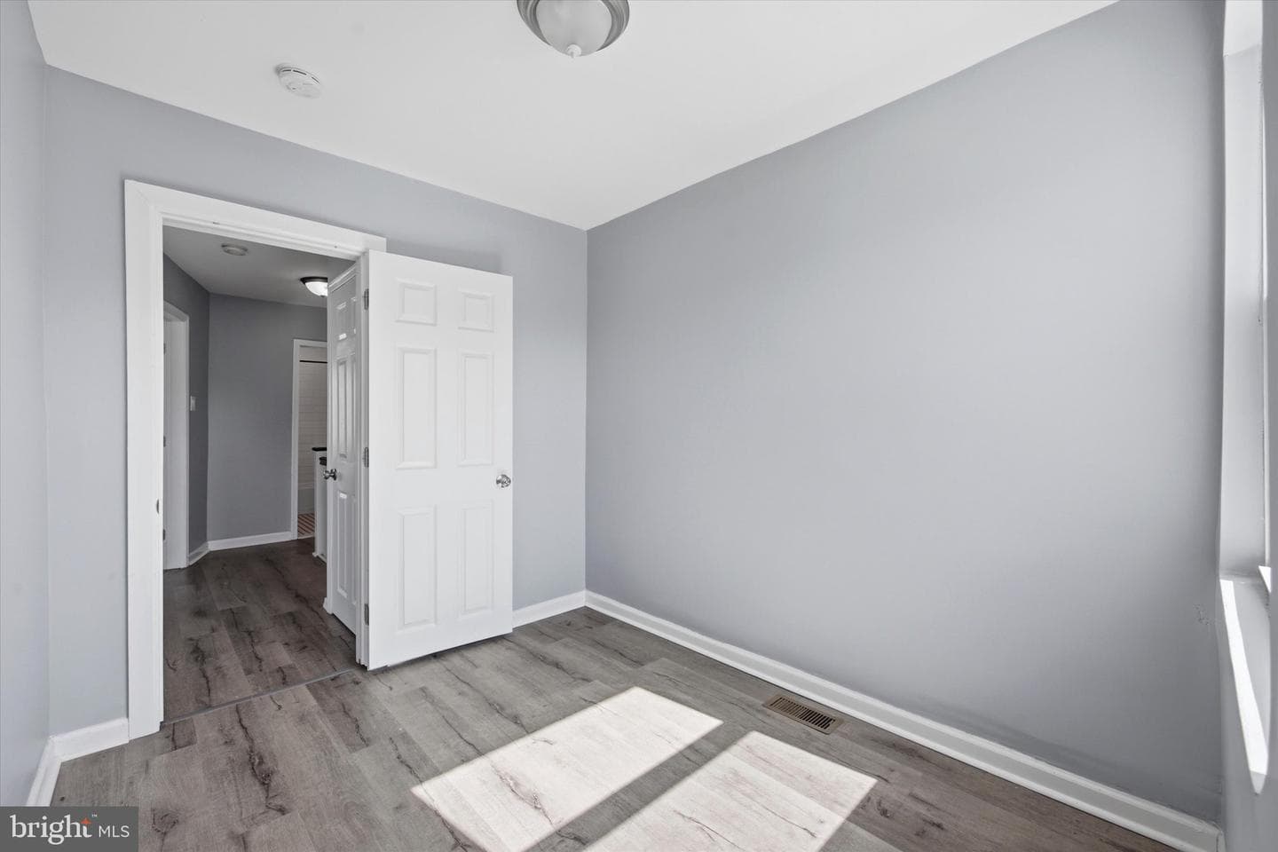 5439 Windsor Street photo 17