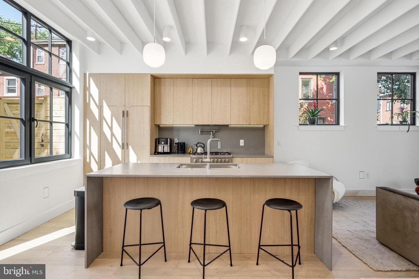 209 E Wildey Street photo 3